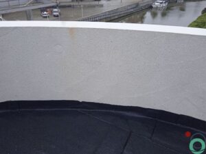 Wit balkon met architectonisch beton wordt gereinigd in voorbereiding op oplevering
