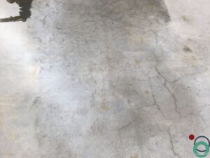 Roestvlekken op beton worden aangepakt met een specifieke reiniging om verkleuring en aantasting te verwijderen