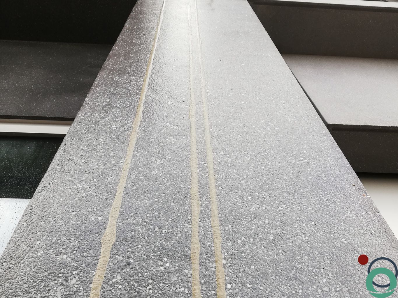Cementresten op betonwand