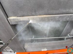 Cementresten zichtbaar op een verticale betonwand na het ontkisten of metselen