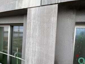 Cementresten zichtbaar op een verticale betonwand na het ontkisten of metselen