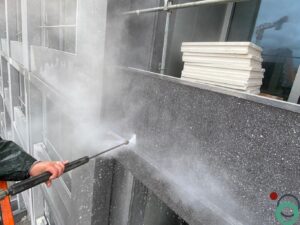 Cementresten zichtbaar op een verticale betonwand na het ontkisten of metselen