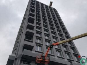 Cementresten zichtbaar op een verticale betonwand na het ontkisten of metselen