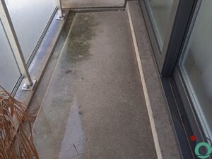 Vervuilde betonelementen in een gevel worden gereinigd om aanslag en verkleuring te verwijderen