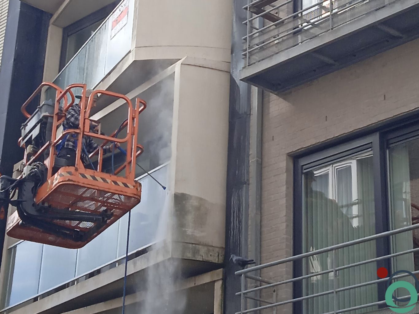 Reiniging van witte betonelementen