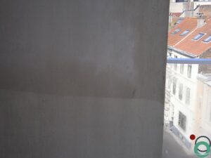 Vervuilde betonelementen in een gevel worden gereinigd om aanslag en verkleuring te verwijderen