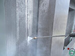 Cementresten zichtbaar op een verticale betonwand na het ontkisten of metselen