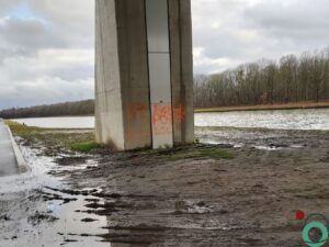 graffiti aangebracht op betonnen brugpijlers in een openbare ruimte