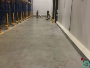 Industriële reiniging uitgevoerd in een opslagruimte voor voeding met aandacht voor hygiëne en veiligheid
