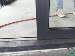 Witte kalksporen zichtbaar op zwarte raamprofielen na blootstelling aan water en vervuiling