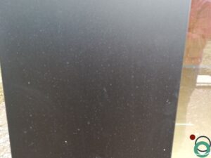 Witte kalksporen zichtbaar op zwarte raamprofielen na blootstelling aan water en vervuiling