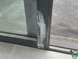 Witte kalksporen zichtbaar op zwarte raamprofielen na blootstelling aan water en vervuiling
