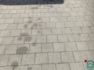 Olie op klinkers