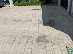 Olie op klinkers