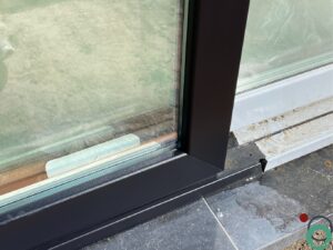 Olievervuiling wordt verwijderd van glas en blauwe steen met een gerichte reiniging