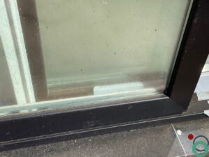Olievervuiling wordt verwijderd van glas en blauwe steen met een gerichte reiniging