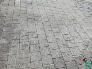 Olie op klinkers