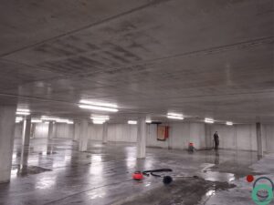 Dieptereiniging van een betonnen parkeergaragevloer met professionele apparatuur