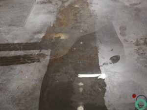 Kalkvlekken zichtbaar op een betonnen vloer in een industriële omgeving