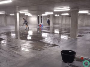 Dieptereiniging van een betonnen parkeergaragevloer met professionele apparatuur