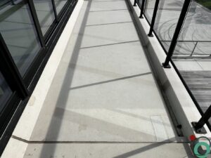 Prefab betonelement wordt behandeld met luchtgommen voor een egale en zuivere afwerking