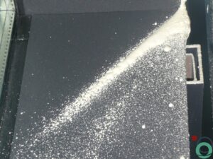 Resten van uitgeharde PU zichtbaar op verschillende onderlagen tijdens een gerichte reiniging