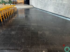 Roetaanslag op bakstenen muur