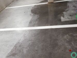 Kalkvlekken zichtbaar op een betonnen vloer in een industriële omgeving