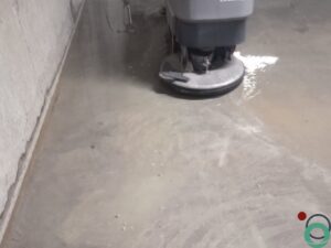 Dieptereiniging van een betonnen parkeergaragevloer met professionele apparatuur