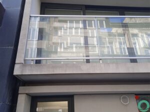 Vervuilde betonelementen in een gevel worden gereinigd om aanslag en verkleuring te verwijderen