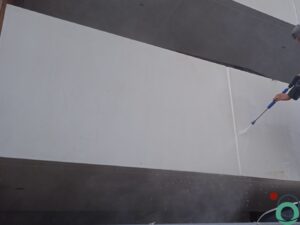 Wit balkon met architectonisch beton wordt gereinigd in voorbereiding op oplevering