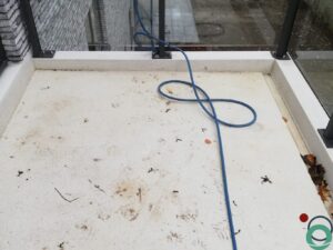 Wit balkon wordt opgefrist met een gerichte reiniging om verkleuring en vervuiling te verwijderen