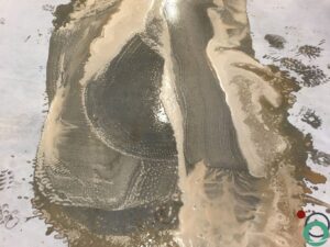 Roestvlekken op beton worden aangepakt met een specifieke reiniging om verkleuring en aantasting te verwijderen