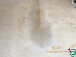 Roestvlekken op beton worden aangepakt met een specifieke reiniging om verkleuring en aantasting te verwijderen