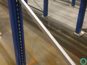 Uitgespreid roestwater veroorzaakt brede oranjebruine verkleuringen op een betonnen vloer in een industriële ruimte