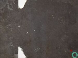 Kalkvlekken zichtbaar op een betonnen vloer in een industriële omgeving