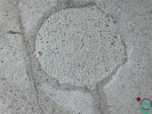 Betonreparatie in uitvoering met zichtbaar herstelwerk aan een beschadigd betonnen oppervlak