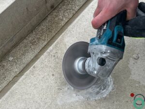 Betonreparatie in uitvoering met zichtbaar herstelwerk aan een beschadigd betonnen oppervlak