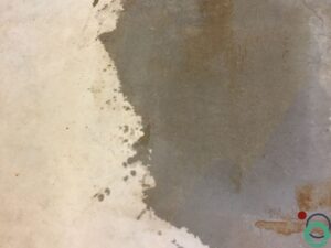 Roestvlekken op beton worden aangepakt met een specifieke reiniging om verkleuring en aantasting te verwijderen