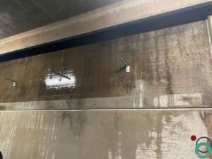 Zichtbare roetschade wordt aangepakt met een gerichte reiniging op een vervuild oppervlak