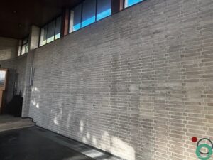 Roetaanslag op bakstenen muur