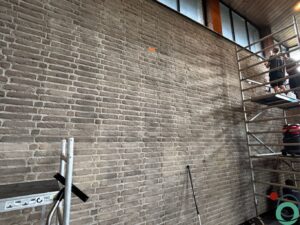 Roetaanslag op bakstenen muur