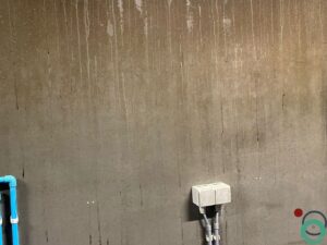 Zichtbare roetschade wordt aangepakt met een gerichte reiniging op een vervuild oppervlak