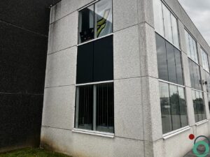 Vervuild kantoorgebouw met atmosferische vervuilingen