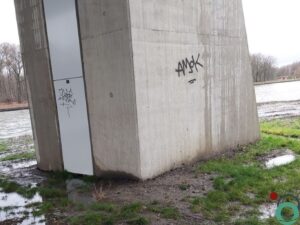 graffiti aangebracht op betonnen brugpijlers in een openbare ruimte