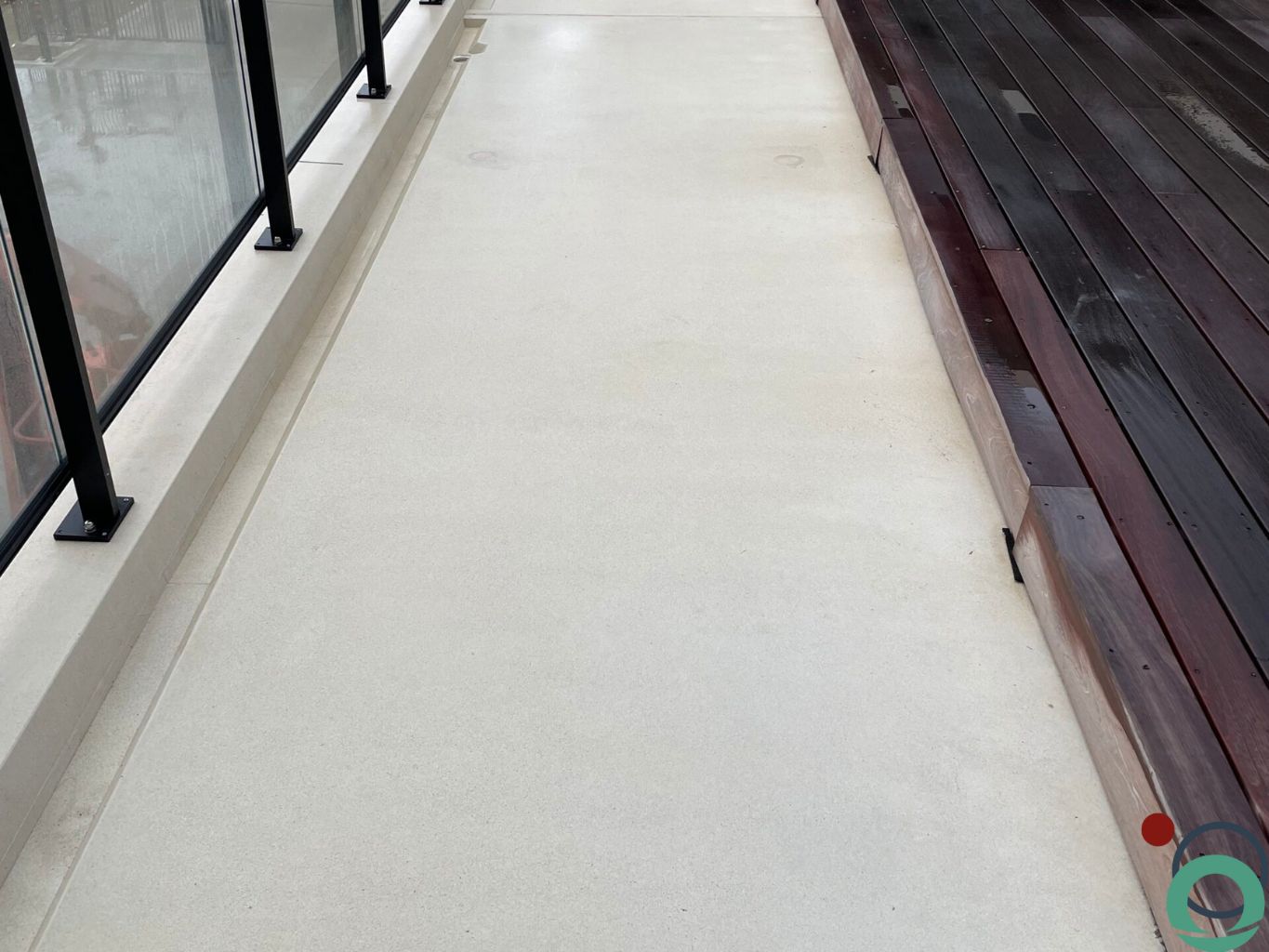 Betonreiniging: Wat WEL en wat NIET te doen voor een stralende vloer