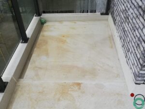 Wit balkon wordt opgefrist met een gerichte reiniging om verkleuring en vervuiling te verwijderen