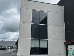 Vervuild silexbeton met aanslag en vlekken door weersinvloeden
