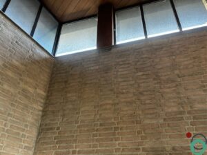 Roetaanslag op bakstenen muur