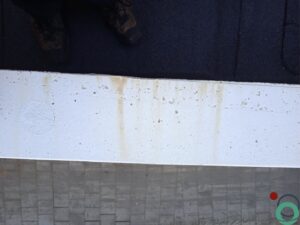 Wit balkon met architectonisch beton wordt gereinigd in voorbereiding op oplevering